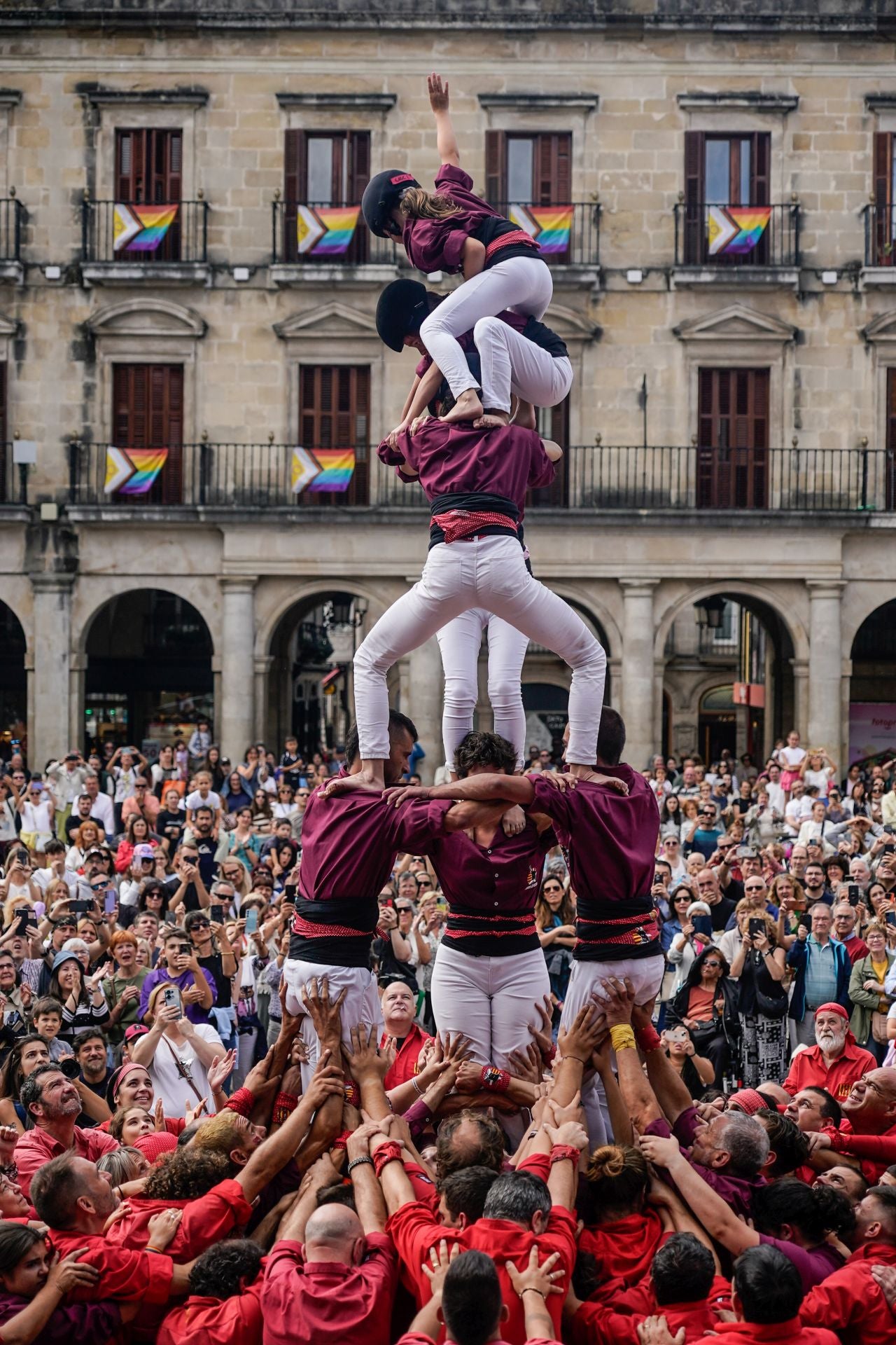 Una torre humana en el centro de Vitoria