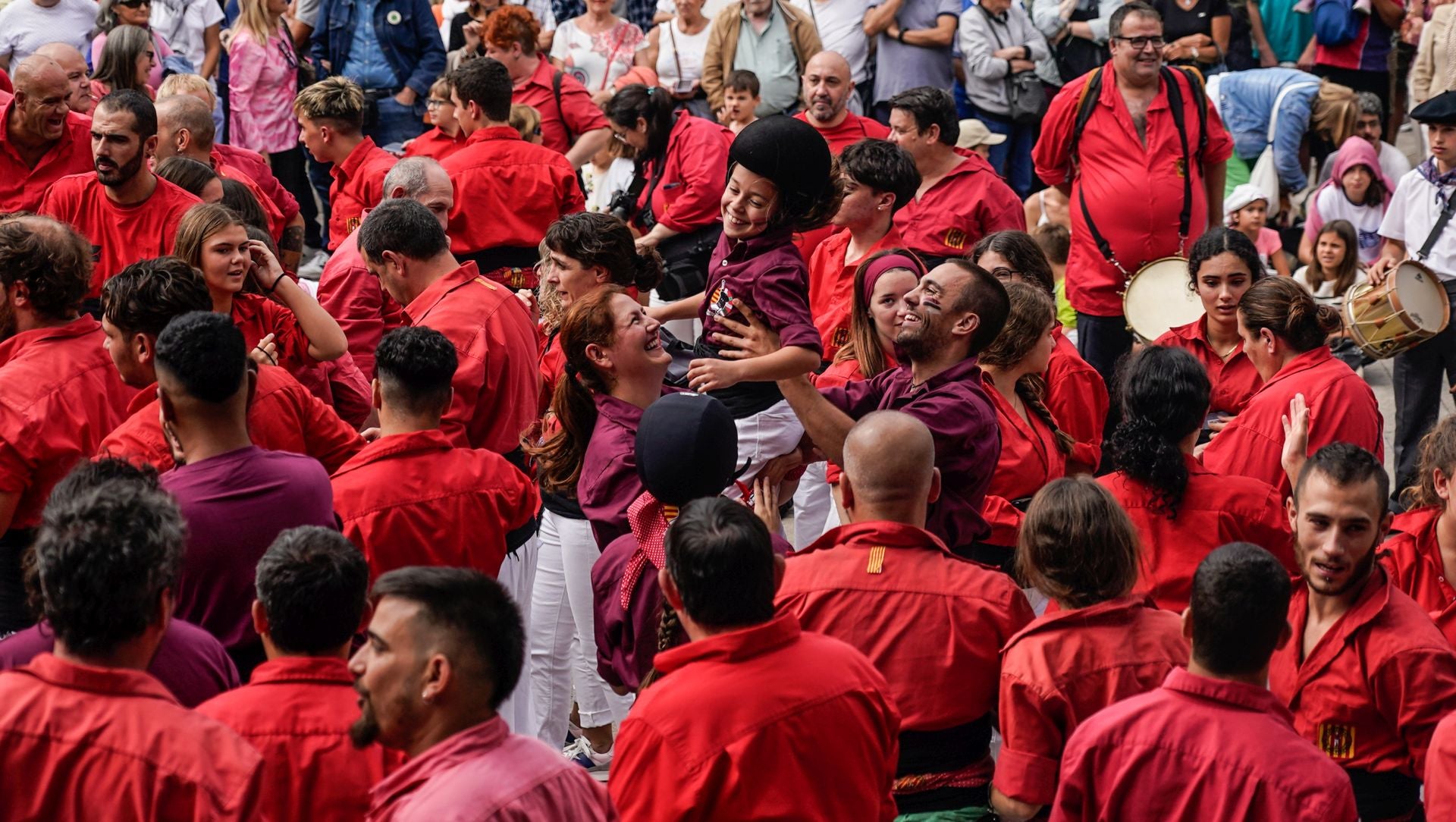 Una torre humana en el centro de Vitoria