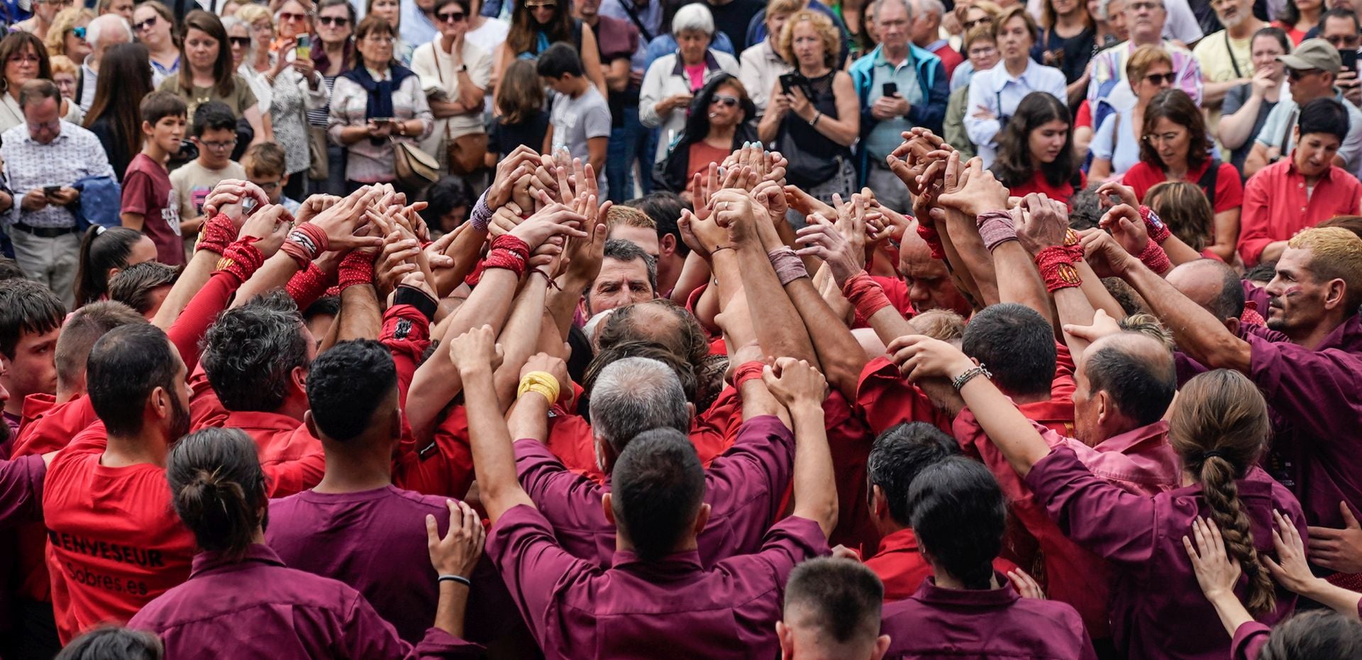 Una torre humana en el centro de Vitoria