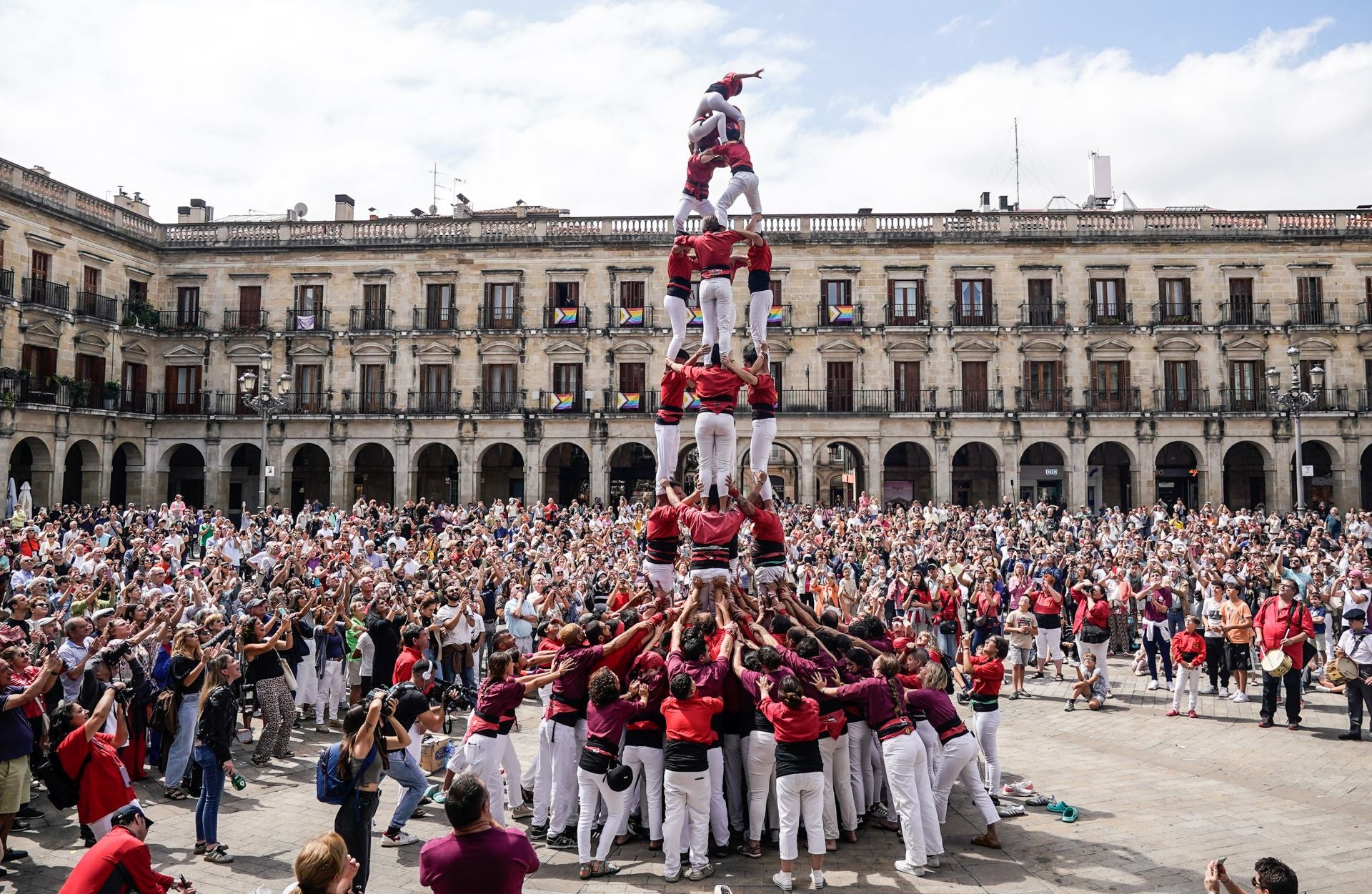 Una torre humana en el centro de Vitoria