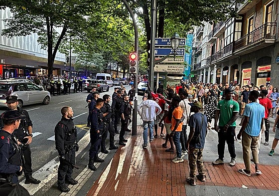Los manteros se encaran a la Ertzaintza en el centro de Bilbao.