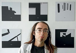 Martín López posa delante de algunas de sus obras.