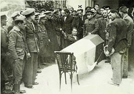 Entierro del poeta con el féretro cubierto por la bandera republicana.