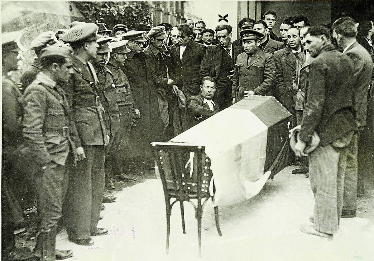 Entierro del poeta con el féretro cubierto por la bandera republicana.