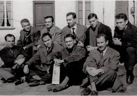 Homenaje a Machado en Collioure (1959). Arriba, Blas de Otero, Goytisolo, Ángel González, Valente. Abajo, Gil de Biedma, Costabreda, Carlos Barral y Caballero Bonald.