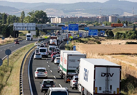 Atasco en enlace con la N-622, en Etxabarri-Ibiña