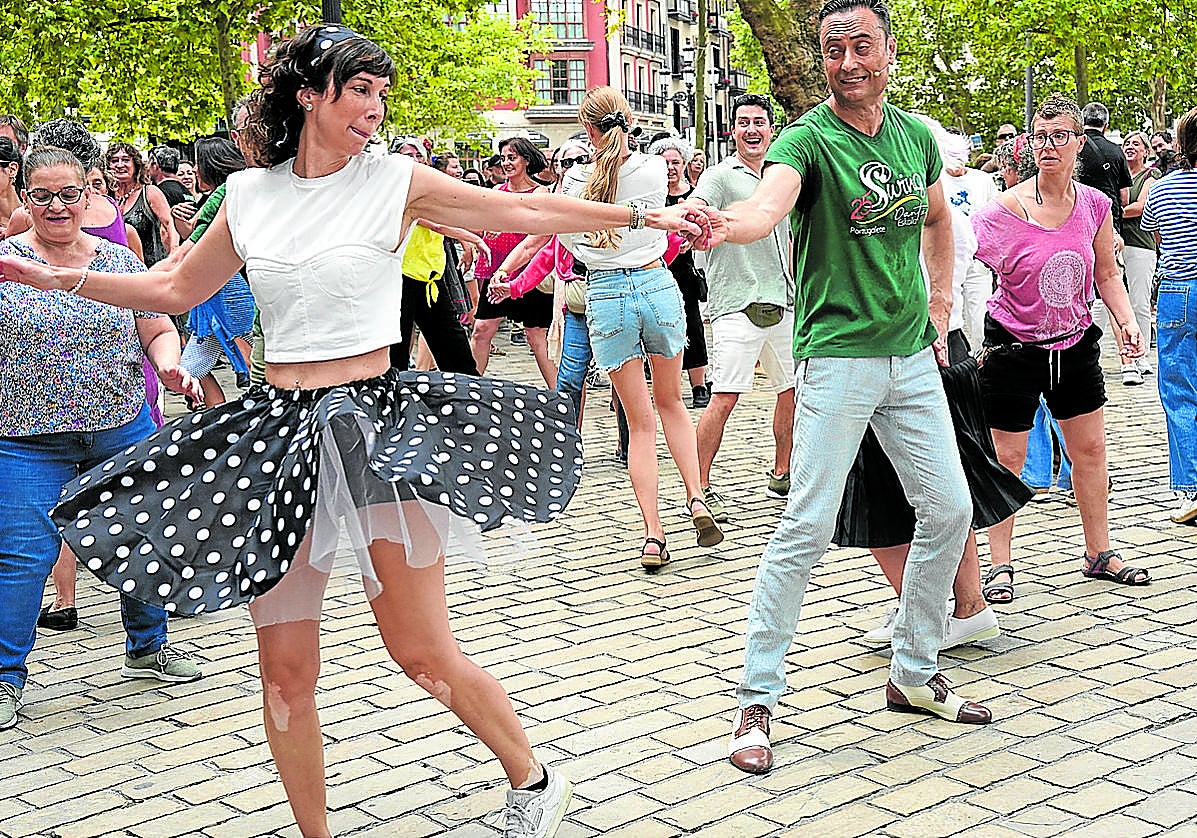 Carlos Etxebarria, profesor de boogie-woogie, enseñando unos pasos en El Arenal.