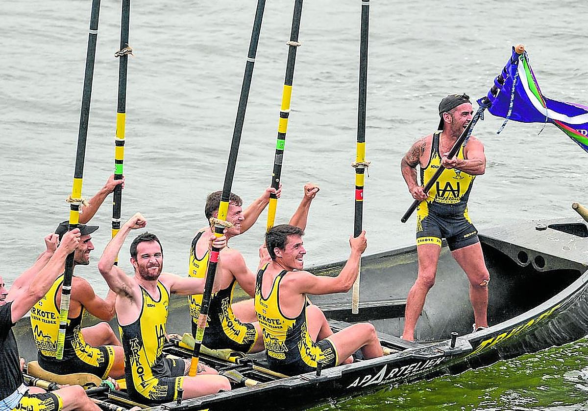 El patrón de Arkote, Vicente Carpintero, y sus remeros celebran el triunfo en aguas de la ría.