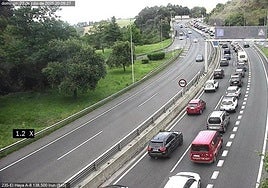 Retenciones finalizadas en la A8 por un accidente de tráfico a la altura de Muskiz en dirección a Bilbao