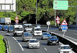 Más coches. Las carreteras notan un aumento del tráfico privado.