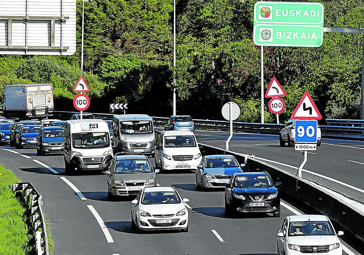 Más coches. Las carreteras notan un aumento del tráfico privado.