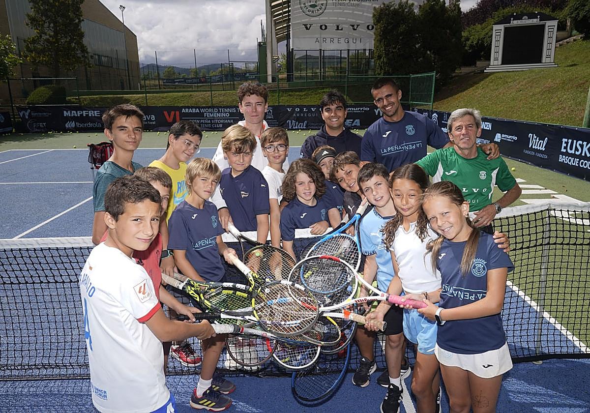 Los jóvenes tenistas, con los formadores Julián Aniel-Quiroga (izquierda arriba) y Álex Moro (derecha).