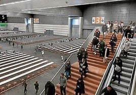 Aspirantes acceden a una OPE de Osakidetza en el BEC de Barakaldo.