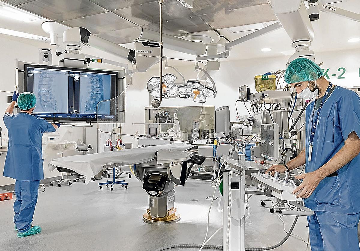 Dos técnicos de electromedicina de Osakidetza revisan los equipos de uno de los quirófanos del hospital Txagorritxu.