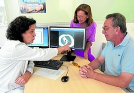 Eunate Arana, investigadora de BioBizkaia, señala una imagen del pulmón de Luis Mari López, uno de los participantes en el estudio al que se le ha detectado un tumor.