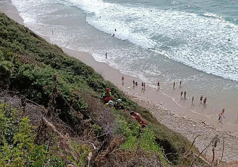 Rescatado en helicóptero a un parapentista francés tras precipitarse contra un acantilado en Cantabria