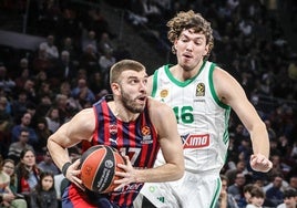 Rogkavopoulos intenta una penetración a canasta en el partido ante el Panathinaikos jugado en el Buesa Arena.