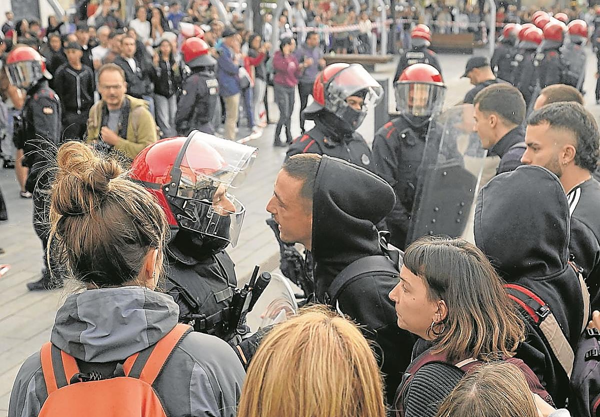 Tensión. Ertzainas dialogan con miembros de GKS durante la acampada frustrada de estos en Vitoria.