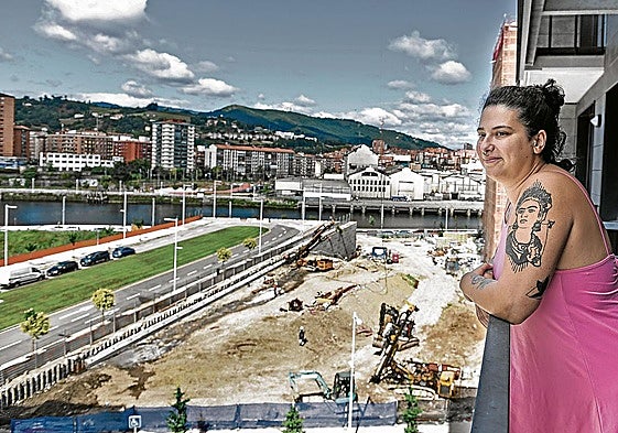 Aitziber se asoma al balcón de su vivienda. Al fondo, la ría y Zorroza.