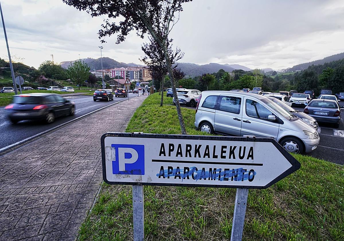 Los parkings junto a la variante son los más usados por veraneantes y turistas.