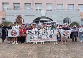 Más de un centenar de personas han protestado frente al Ayuntamiento para mostrar su rechazo a seis grandes proyectos.