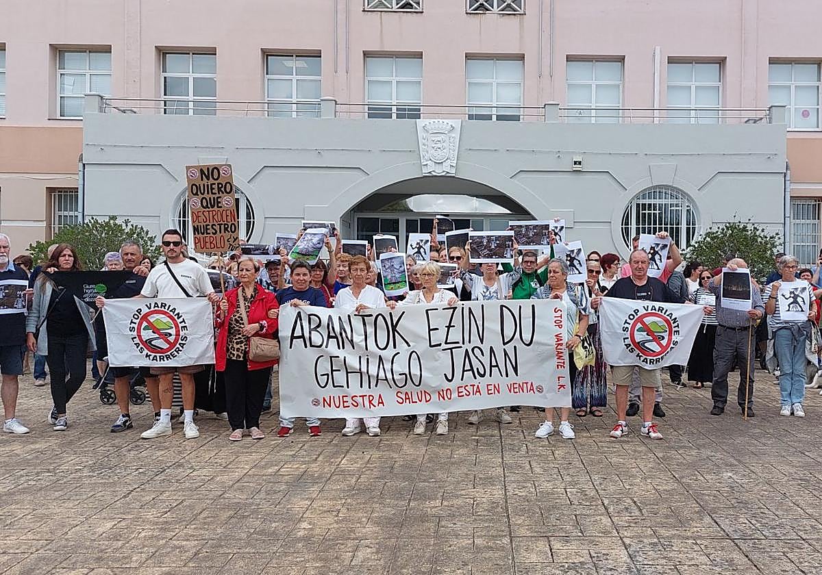 Más de un centenar de personas han protestado frente al Ayuntamiento para mostrar su rechazo a seis grandes proyectos.