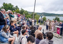 Vecinos de la zona y representantes institucionales, en el acto de homenaje junto a la presa.