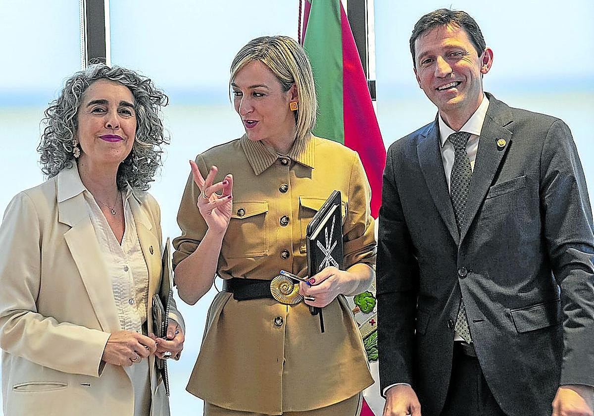La vicelehendakari Ibone Bengoetxea y los consejeros Maria Ubarretxena y Noël d'Anjou.