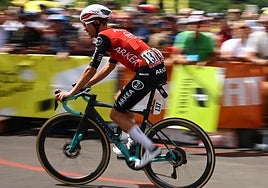 Carlos Rodríguez marchaba décimo en la general cuando se rompió la pelvis tras una caída.
