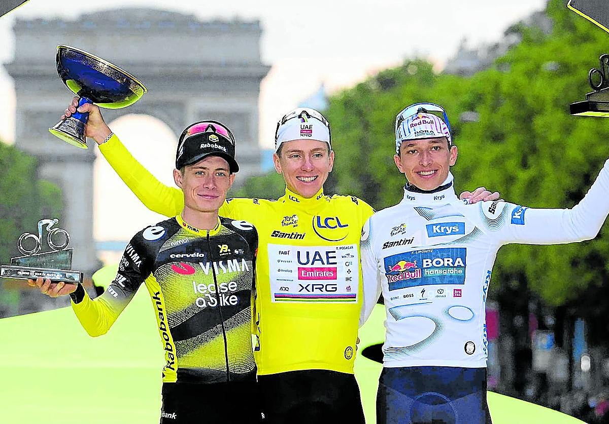 Tadej Pogacar flanqueado por Vingegaard y Lipowitz en el podio de los Campos Elíseos.