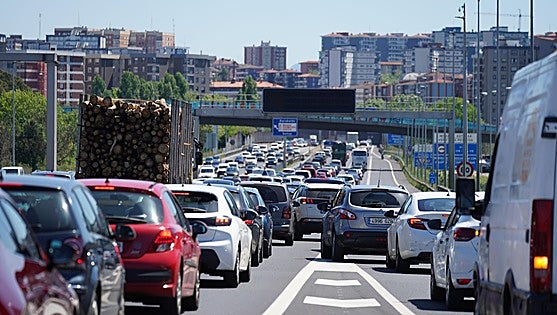 Cambios de la DGT para 2026: la maniobra que deberán hacer los vehículos en los atascos