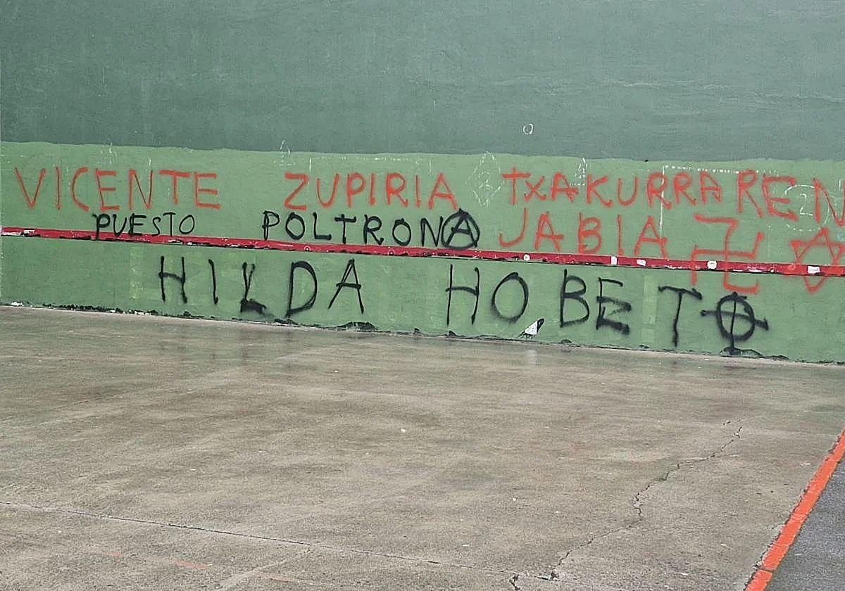 Las pintadas aparecidas en Hernani incluían amenazas de muerte contra el consejero Zupiria y la Ertzaintza.