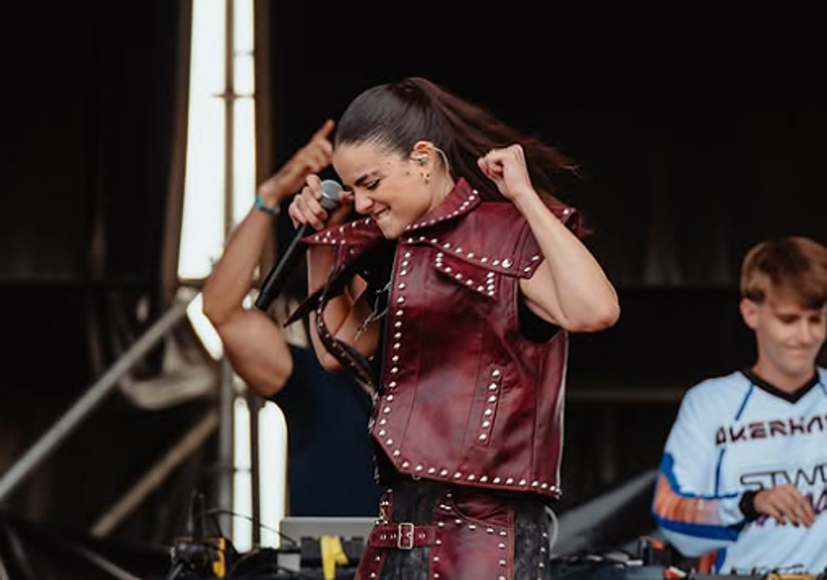Imagen principal - En la imagen superior, Lucía durante una actuación este verano; en el centro, en su etapa como estudiante de Medicina, y en la fotografía inferior, hace una semanas en el Orgullo de Madrid.