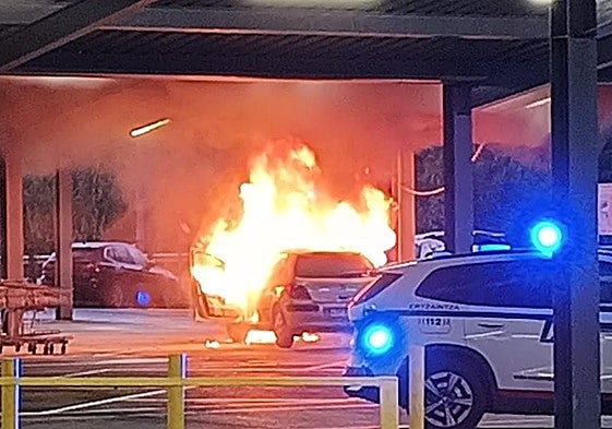 Susto en el parking de Makro en Erandio al incendiarse un coche