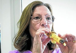 Toñi Román con el dispositivo que recoge las muestras de aliento.