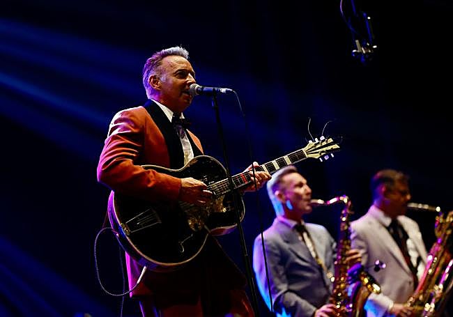 El líder Ray Collins a la guitarra vetusta.