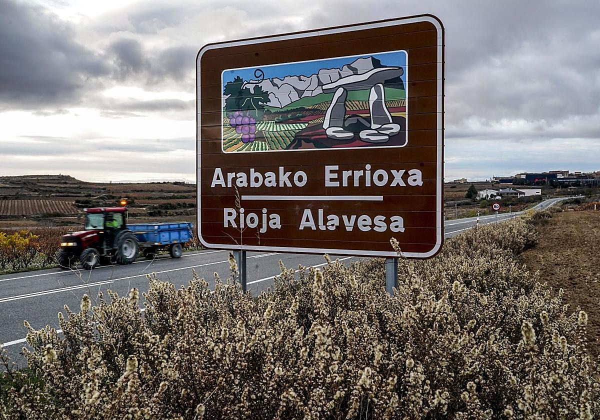 Cartel en la entrada a Rioja Alavesa.