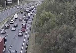 Finalizan las retenciones en el corredor del Txorierri por un choque entre dos vehículos en sentido Barakaldo