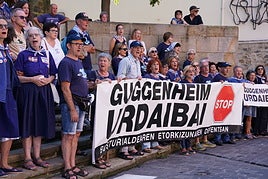 Protesta de la plataforma Guggenheim Urdaibai Stop en la celebración del día de al Magdalena en Bermeo.