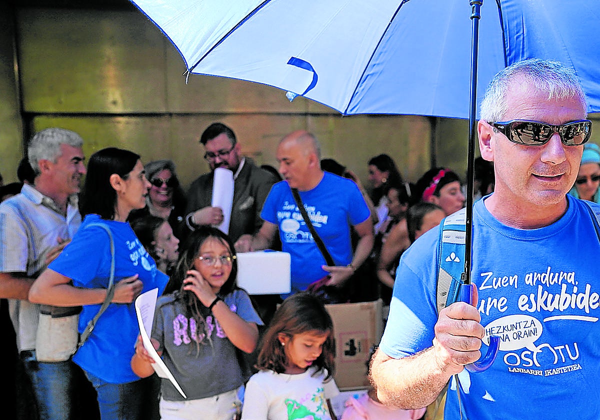 Las familias se concentraron la pasada semana junto a la sede del Gobierno vasco para pedir apoyo público