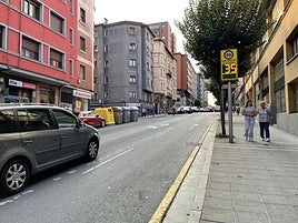 Un vehículo, en Lehendakari Agirre, supera el límite de velocidad establecido para circular por el casco urbano del municipio.