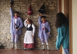 Los muñecos representativos de las fiestas aguardan su momento en Villa Suso.