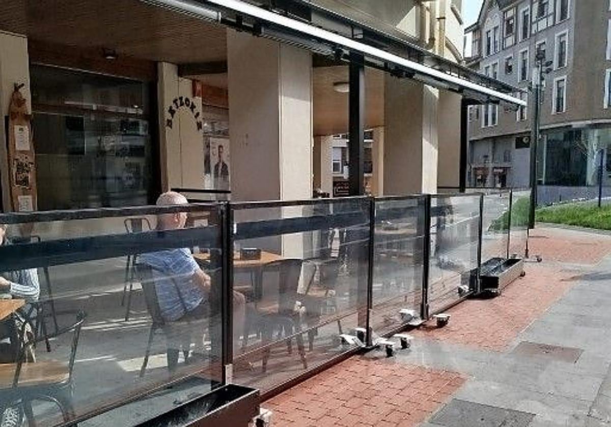 La nueva regulación establece un mínimo de dos metros libres junto a las fachadas para garantizar el paso peatonal.