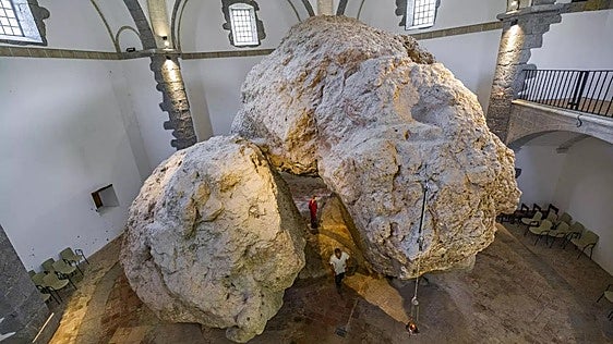 Las tres piedras del interior marcan la singularidad de la ermita de San Miguel de Arretxinaga.