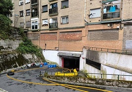 Un incendio en un garaje calcina decenas de coches y cierra el acceso a La Peña varias horas