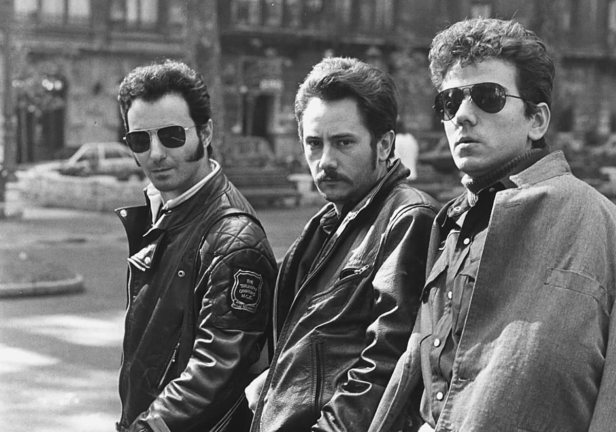 Imagen principal - El trío, posando en Jardines de Albia, actuando en 1986 en Aste Nagusia y la portada de la biografía.