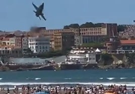 La aplaudida maniobra de un piloto del ejército del aire en Gijón que asusta a los bañistas de la playa