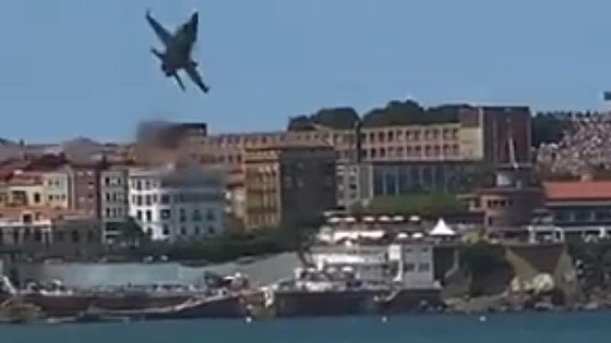 La aplaudida maniobra de un piloto del ejército del aire en Gijón que asusta a los bañistas de la playa
