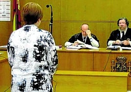 Sobre estas líneas, Ana V. O. en una declaración judicial por un caso de estafa.