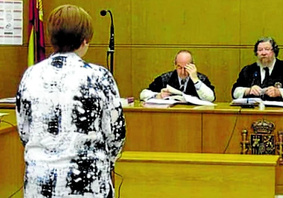 Sobre estas líneas, Ana V. O. en una declaración judicial por un caso de estafa.